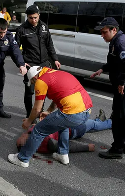 Galatasaraylı  taraftar otobüsten düştü!