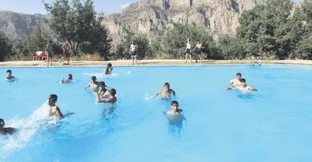 Sınırda havuz keyfi