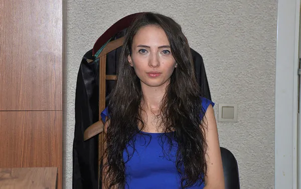 eski-esinin-ozel-goruntulerini-arkadaslarina-yolladigi-iddiasini-kabul-etmedi-1594707401805.jpg Mersin'de skandal olay! Eski eşinin müstehcen videosunu arkadaşlarına mı yolladı?-4