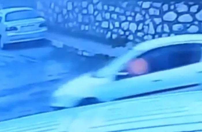 beylikduzunde-cukura-giren-aracin-hava-yastigi-patladi-o-anlar-kamerada-1704363758141.jpg Beylikdüzü'nde çukura giren aracın hava yastığı patladı! O anlar kamerada-1