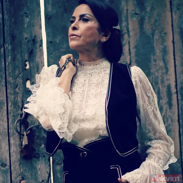 Danla Bilic gönlünü ünlü rapçi Çakal’a kaptırdı! Dudak dudağa pozları sosyal medyaya damga vurdu! “Diğer yarım...” - 31