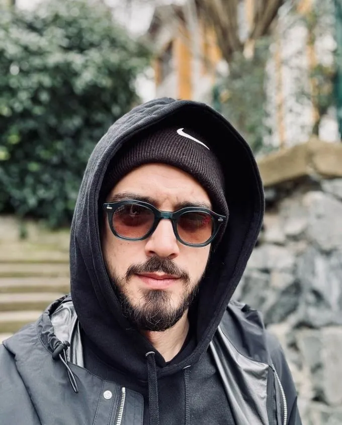 mert-yazicioglunun-hizina-yetisilmiyor-afra-saracoglu-dilan-cicek-deniz-derken-meger-unlu-sarkiciyla-da-ask-ya-1724375422678.jpeg Mert Yazıcıoğlu'nun hızına yetişilmiyor! Afra Saraçoğlu, Dilan Çiçek Deniz derken meğer ünlü rapçiyle de aşk yaşamış...-2