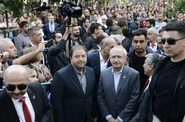 Ekremciler-Kemalciler kavgasında ayakkabı raundu! Almanya ekibindeki Maltepe Belediye Başkanı hedefte