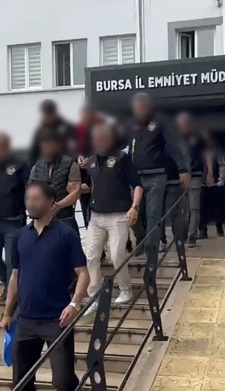 1779349108445.jpeg Bursa'da büyük "change" operasyonu: 28 araca el konuldu 3 kişi tutuklandı-3