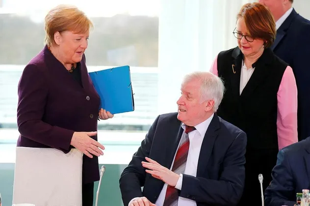 Almanya İçişleri Bakanı Seehofer, koronavirüs nedeniyle Merkel'in elini sıkmadı