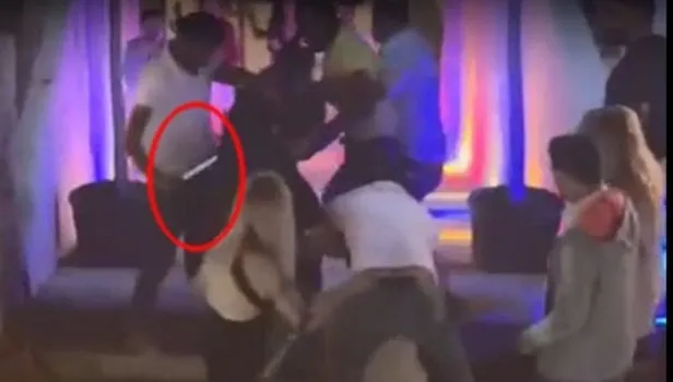 Alaçatı'da gece kulübü önünde cinayet! Alpay Kalyon'un katledilme anı görüntüleri çıktı! Bir kadının darbedildiğini gördü...