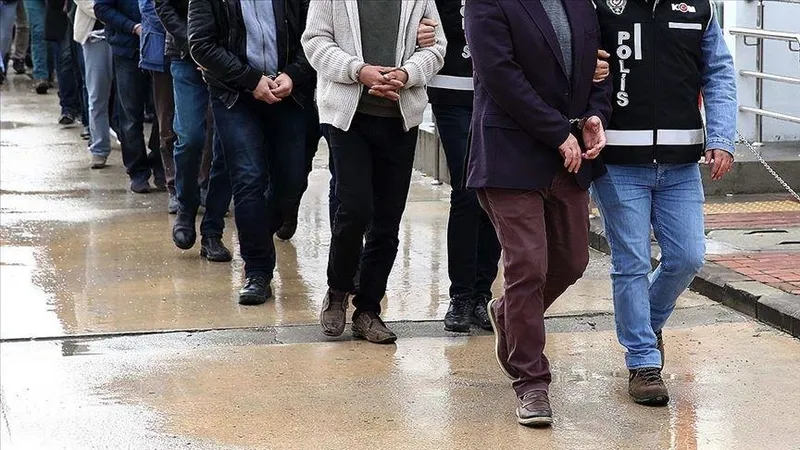 FETÖ'nün dev istihbarat arşivi ile ilgili çarpıcı bilgiler ortaya çıktı: Garson çözüldü! Operasyonlar başladı I 27 şüpheli yakalandı-8