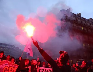 Son dakika: Fransa'da eylemciler Macron'a karşı yürüdü! Sarı yelekliler de orada...