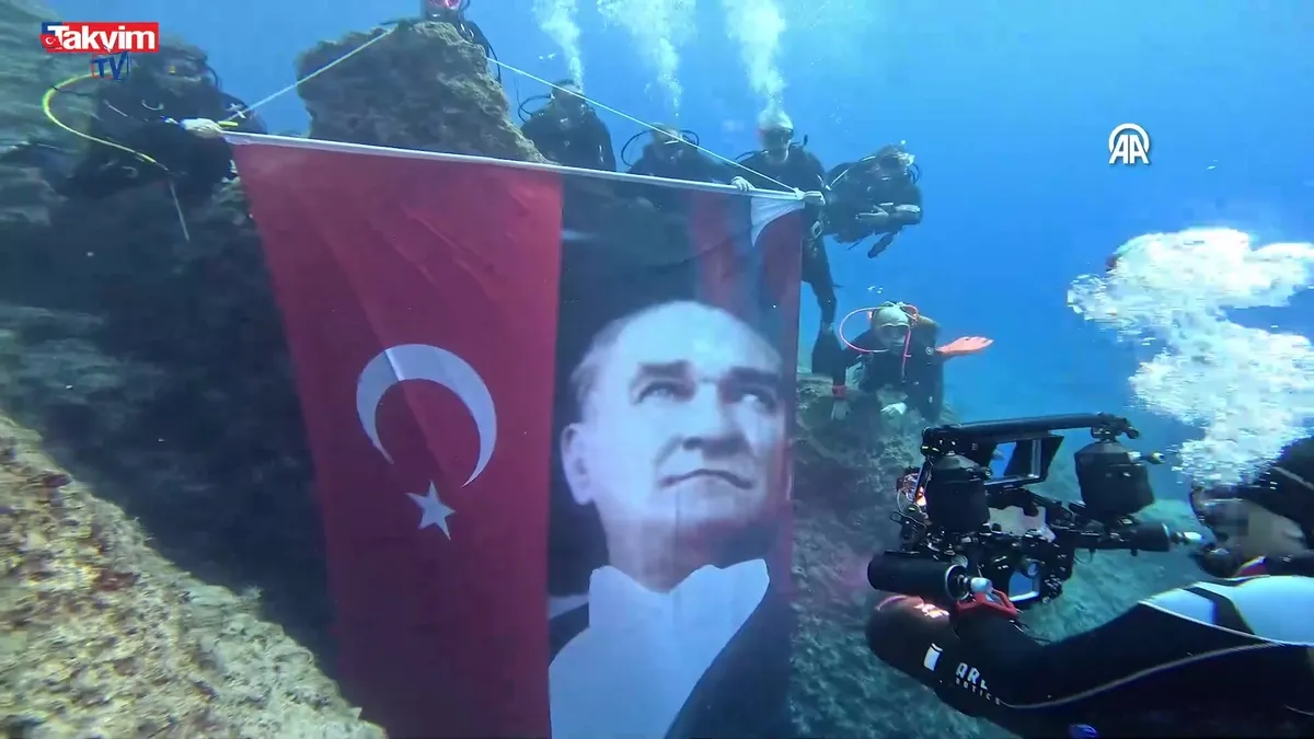 Kaş’ta dalışçılardan Atatürk’e saygı dalışı