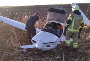 Eğitim uçağı tarlaya indi!