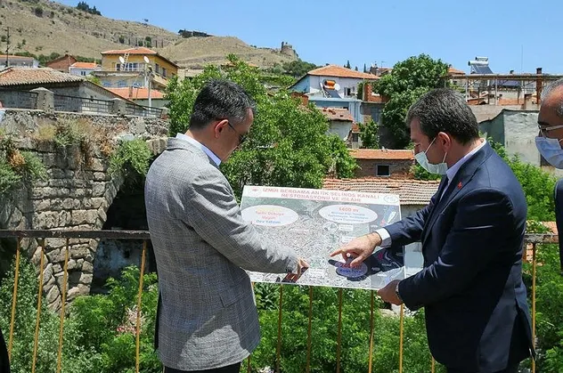 Tarım ve Orman Bakanı Bekir Pakdemirli, Bergama'daki "Antik Su Kanalı Projesi"ni inceledi