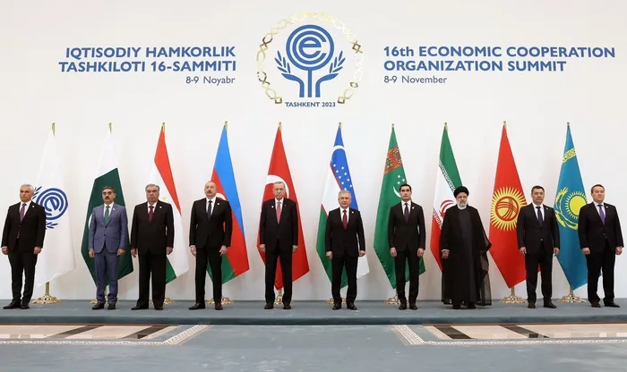baskan-erdogan-ozbekistanda-aile-fotografinda-saginda-aliyev-solunda-mirziyoyev-ekonomi-zirvesinde-hangi-konul-1699515761086.jpeg Başkan Erdoğan'dan Ekonomik İşbirliği Teşkilatı Zirvesi'nde İslam alemine Gazze çağrısı: Müslümanlar olarak birliğimiz güçlendirmeliyiz-7