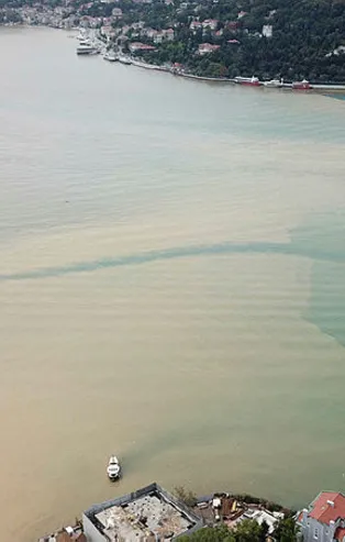 İstanbul Boğazı'na çamur aktı! Suyun rengi değişti