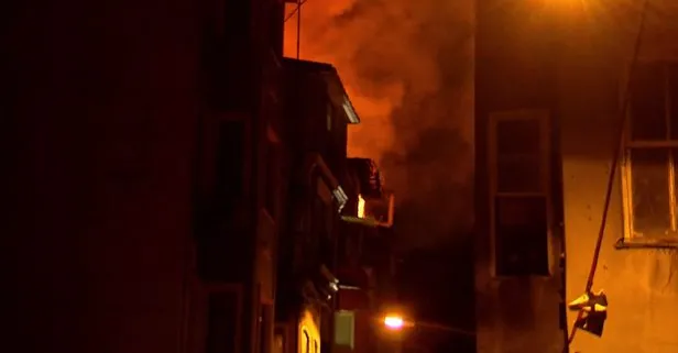 Beyoğlu’nda çatı yangını: 1 ölü