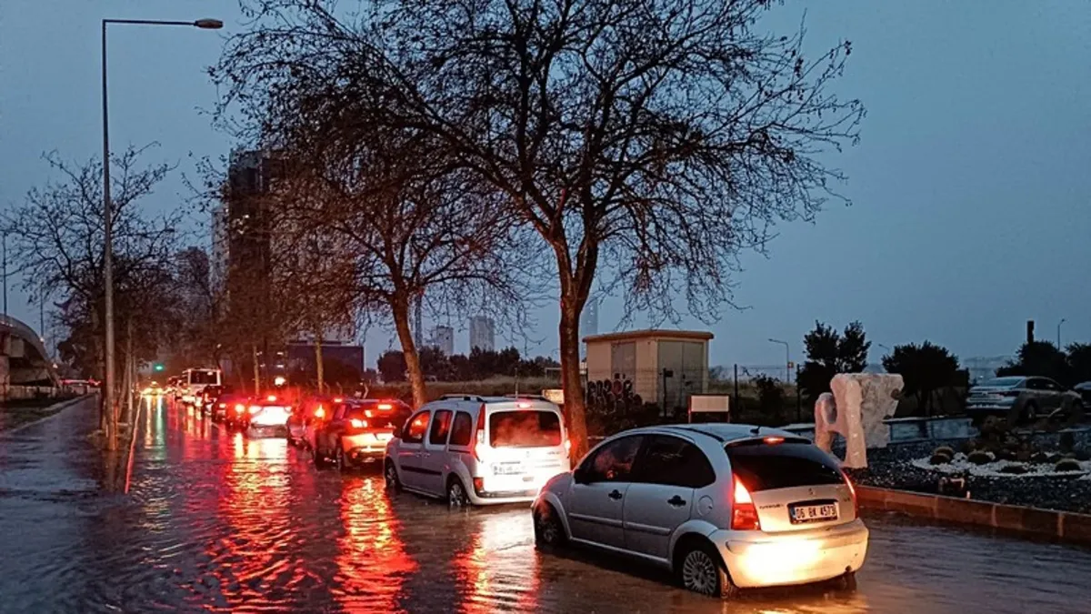 İzmir'de sağanak sonrası yollar göle döndü: Karabağlar Deresi taştı