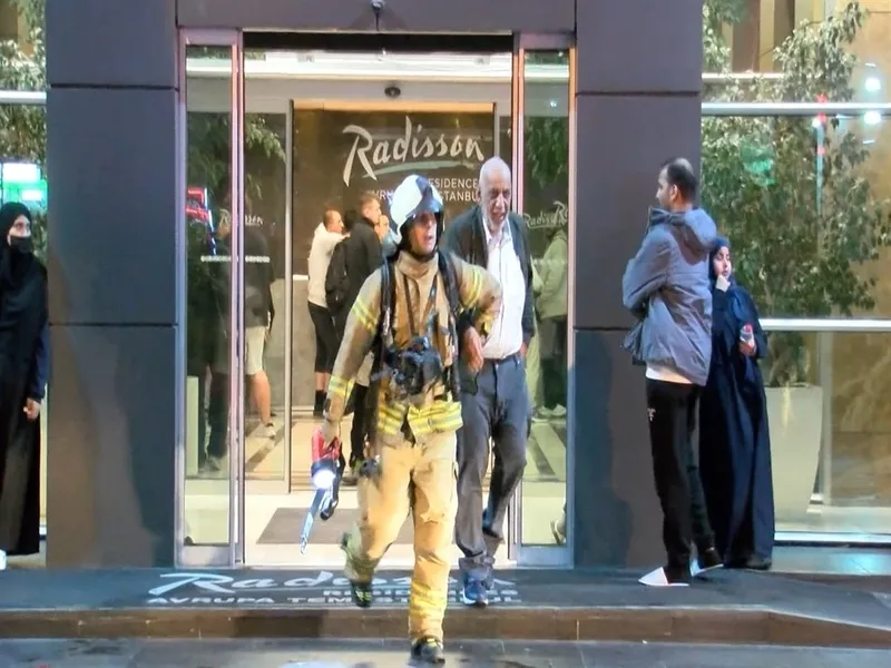 sultangazide-27-katli-otelde-yangin-4-kisi-hastaneye-kaldirildi-1763522750132.jpeg 27 katlı otelde yangın çıktı. (DHA)