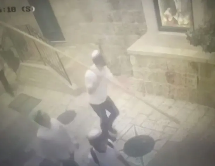 Siyonistler Hristiyanların kutsal sembollerinden Meryem Ana heykeline tükürdü!