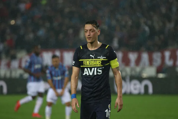 1636643491695.jpg Fenerbahçe Başkanı Ali Koç Mesut Özil'e rest çekmişti! İşte Özil'in bardağı taşıran ticari kaygıları-2