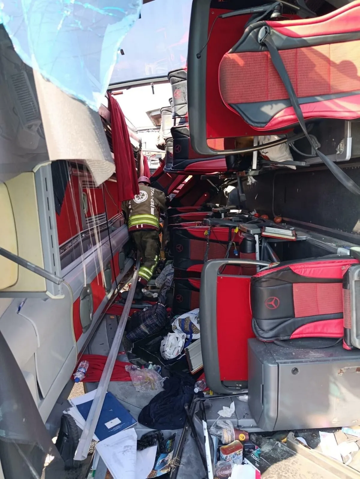 manisanin-akhisar-ilcesinde-tur-otobusu-ile-cekici-kazasi-11-olu-27-yarali-1791713008317.jpeg Manisa'nın Akhisar ilçesinde tur otobüsü ile TIR kamyonu kazası-10