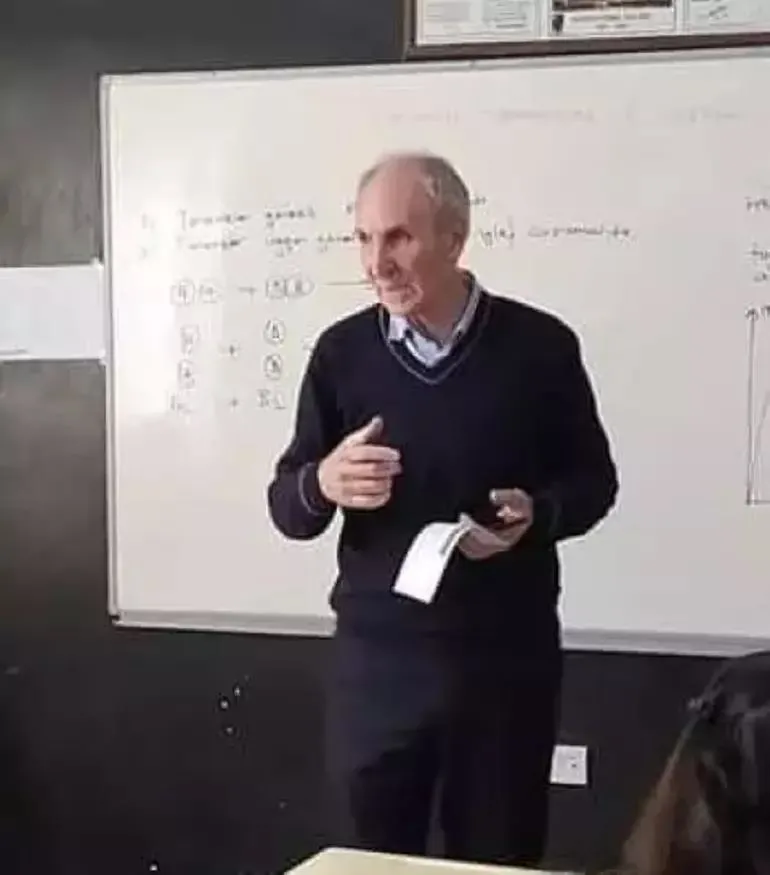 İstanbul Eyüpsultan'da öğrenci tarafından silahla vurulan okul müdürü hastanede hayatını kaybetti | Silahla kaçarken görüntülendi-4