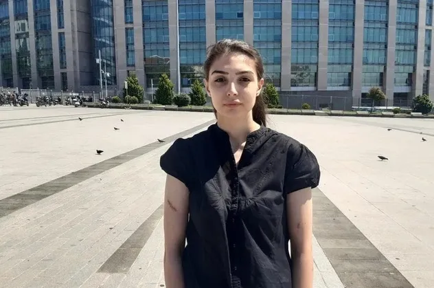 Eşini acımasızca defalarca sokak ortasında bıçaklamıştı! Mahkeme cezayı kesti