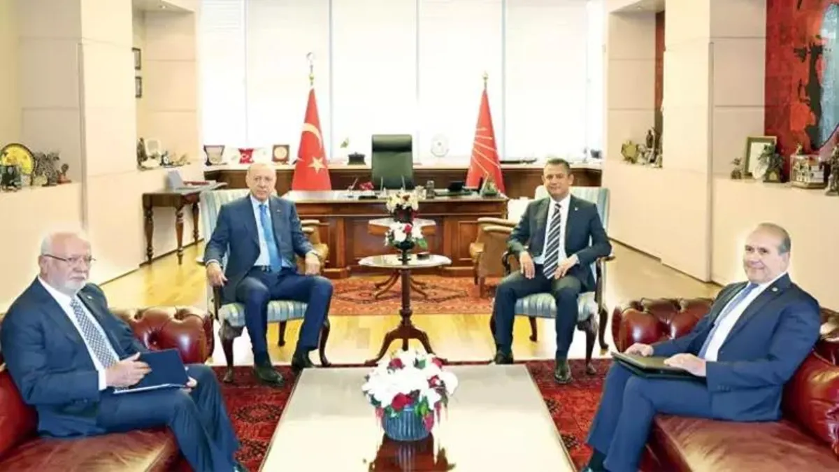 Başkan Erdoğan'dan 18 yıl sonra CHP'ye ziyaret! Karşılıklı Türk kahvesi içtiler! İşte Özgür Özel'den ilk yorum