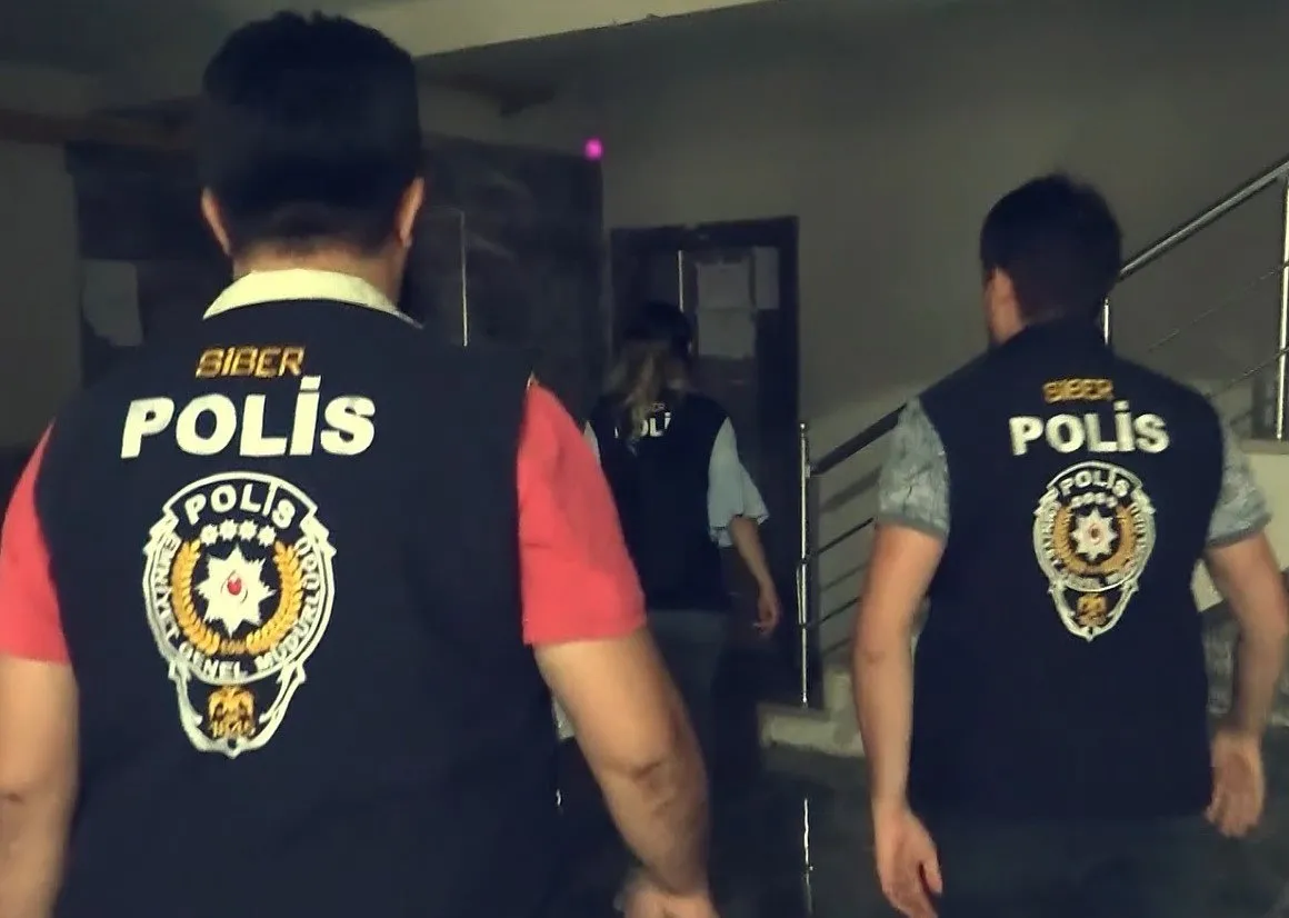 siber-polis-dugmeye-basti-sahte-yatirim-cetesine-buyuk-darbe-46-milyar-liralik-servete-el-konuldu-1780380528356.jpg Siber polis düğmeye bastı! Sahte yatırım çetesine büyük darbe: 4,6 milyar liralık servete el konuldu-4