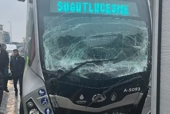 İki metrobüs çarpıştı, İETT arızalandı!