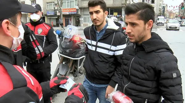 istanbulda-20-yas-altina-denetim-tek-tek-durdurdular-1586178496614.jpg İstanbul'da 20 yaş altına denetim! Tek tek durdurdular-1