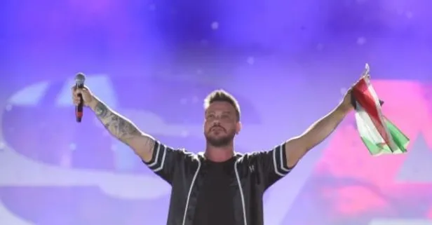 Sinan Akçıl sahnede Filistin bayrağı açtı! İsrail'e tepki gösterdi  'Özgür Filistin' sloganı attı | "Çok büyük bir zulüm var"