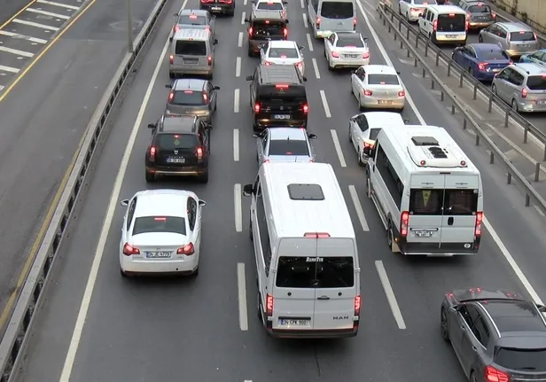 SON DAKİKA: Sokağa çıkma kısıtlaması sonrası İstanbul'da trafik yoğunluğu-3