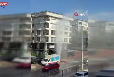Kadıköy'de su borusu patladı: Tazyikli su metrelerce havaya fışkırdı