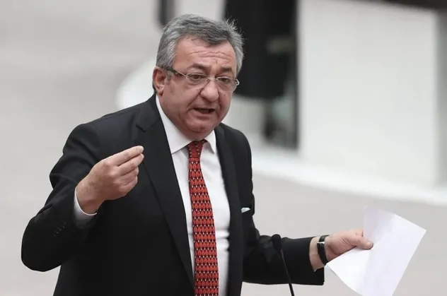 CHP'li Engin Altay'ın TBMM'deki bütçe görüşmelerinde telefon ile oyun oynaması büyük tepkiye neden oldu