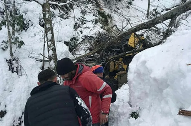 Rize'de karla mücadele çalışmaları sırasında feci kaza: 2 yaralı