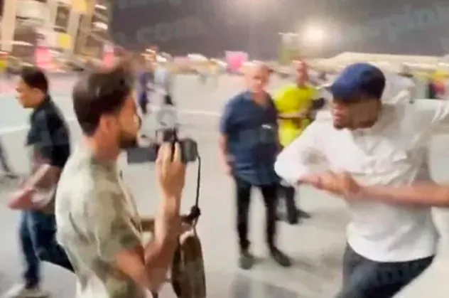 2022 Dünya Kupası'nda efsane futbolcu Samuel Eto'dan skandal hareket! YouTuber'ın yüzünü tekmeledi