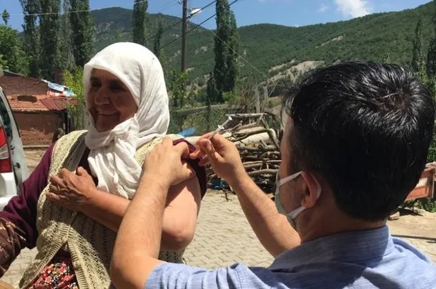 Yaşlı kadının koronavirüs aşısı eşeğinin üstündeyken vuruldu