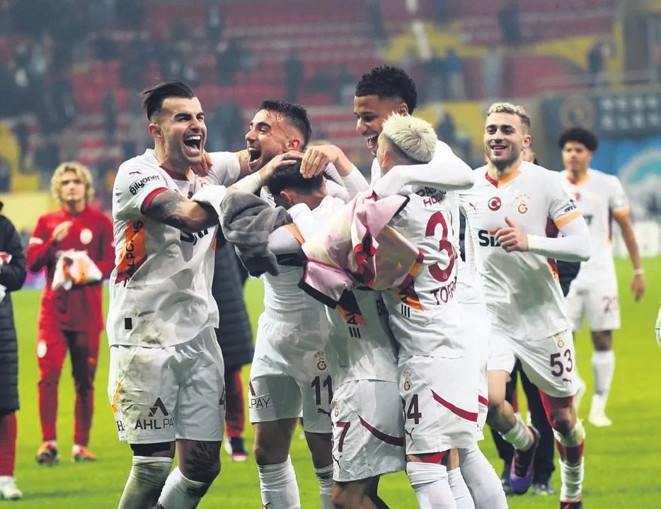 Kenetlendik tek yüreğiz