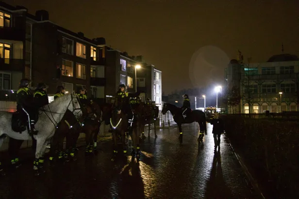 Hollanda'da skandal! Cami önünde İslam karşıtı gösteri-3