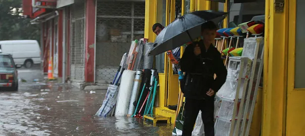 Kırklareli'nde yağmur başladı, evleri su bastı