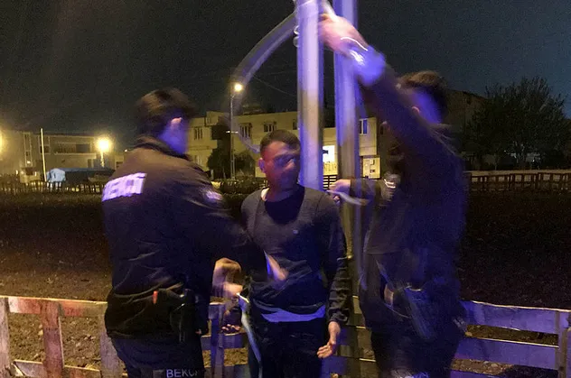 Ailesi direğe bağladı bekçiler kurtardı