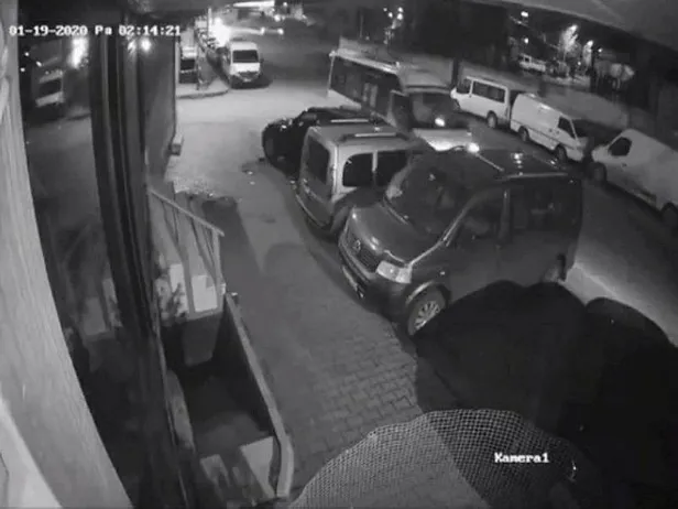 Son dakika: İstanbul Sultangazi'de uyuyakalan minibüs sürücüsü park halindeki araçlara çarptı-2