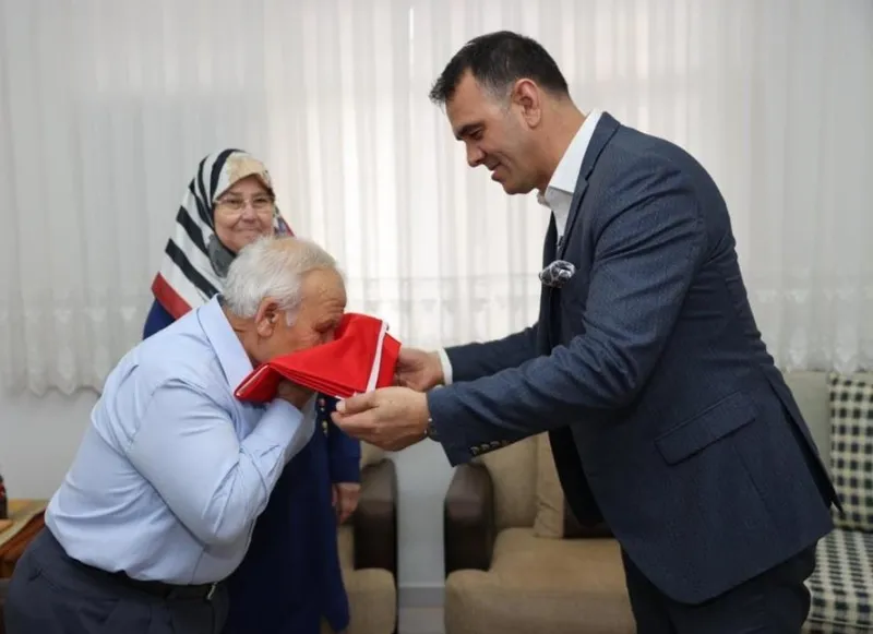 1708714488349.jpeg Türkiye'nin ilk astronotu Alper Gezeravcı'nın ailesine anlamlı hediye!-4