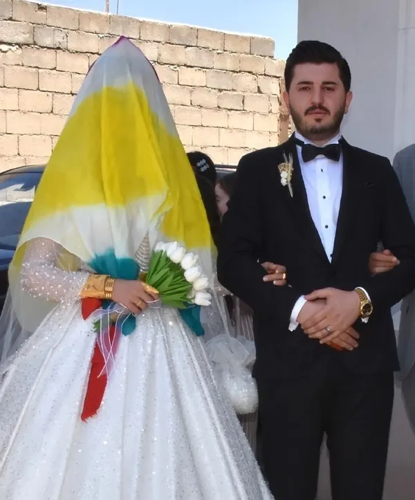 vanda-asiret-dugunundeki-takilar-dudak-ucuklatti-4-milyon-250-bin-tl-acilmayan-2-bin-zarf-ve-5-kilo-altin-1661952905804.jpg Van'da aşiret düğünündeki takılar dudak uçuklattı! 4 milyon 250 bin TL açılmayan 2 bin zarf ve 5 kilo altın-3