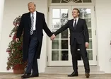 Trump Macron'u böyle götürdü
