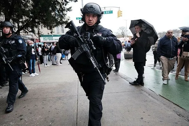 SON DAKİKA: New York metrosunda saldırı! Birden fazla vurulan var patlayıcılar bulundu... Beyaz Saray'dan ilk açıklama!-8