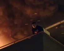 Evini yaktı, balkona çıkıp sigara içerek yangını seyretti