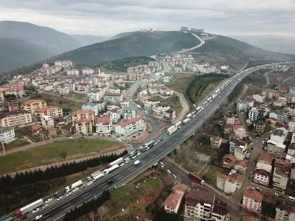 TEM Otoyolu Kocaeli geçişinde araçlar birbirine girdi: 11 yaralı-6