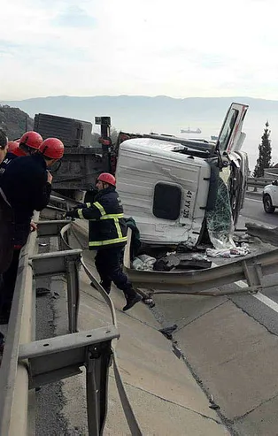 TIR refüje devrildi, D-100 ulaşıma kapandı
