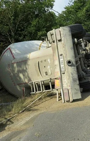 Beykoz'da kum yüklü tanker devrildi