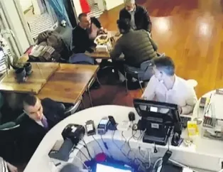 Kasiyer kızı yumruklayıp üzerime atladı